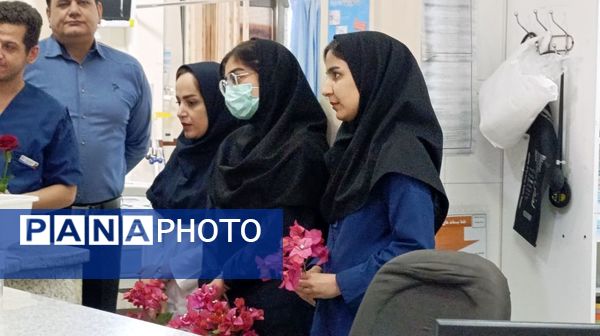اهدای گل توسط دانش‌آموزان به پرستاران به مناسبت روز پرستار 