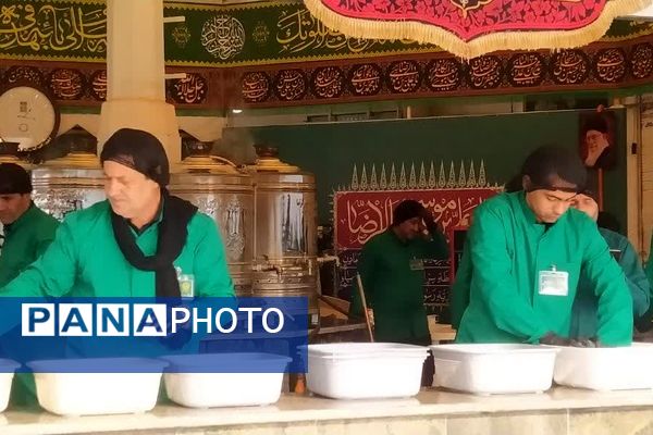 حضور خادمان اصفهانی در چایخانه امام رضا«ع» مشهد