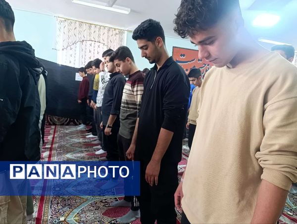 مراسم سالگرد شهادت حضرت فاطمه‌ زهرا (س) در مدرسه پس از اقامه نماز جماعت