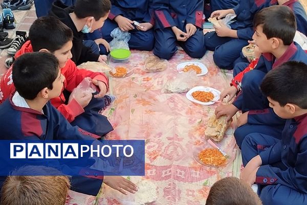 گرامیداشت روز جهانی تخم‌مرغ و تغدیه سالم در مدرسه هموطن۲ رودهن 