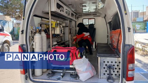 آموزش کمک‌های اولیه مانور زلزله به دانش‌آموزان دبیرستان شهید دهقان