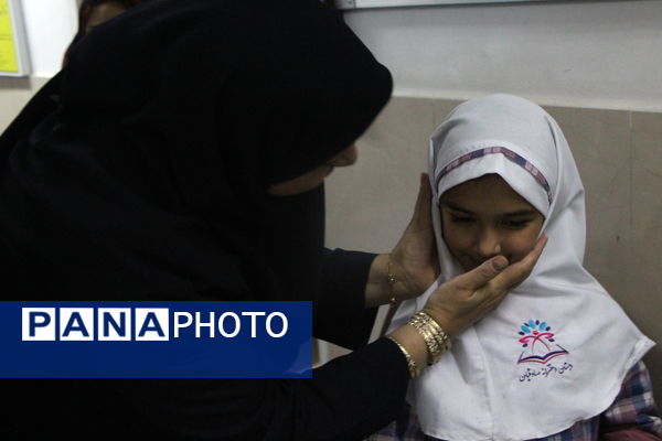 تقدیر دانشآموزان دبستان دخترانه صادقیان یزد از مادر پرستار