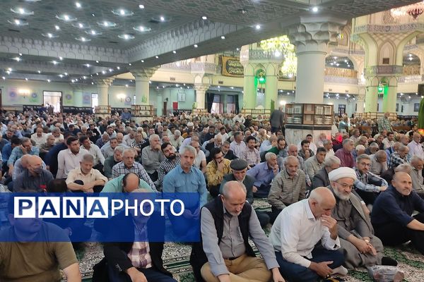 حضور مدیر آموزش و پرورش ناحیه دو شهرری در کنار دانش آموزان در نماز جمعه 