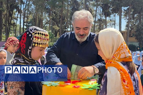 جشن عاطفه‌ها؛ لبریز از مهربانی در دبستان دخترانه قدر بهارستان ۲