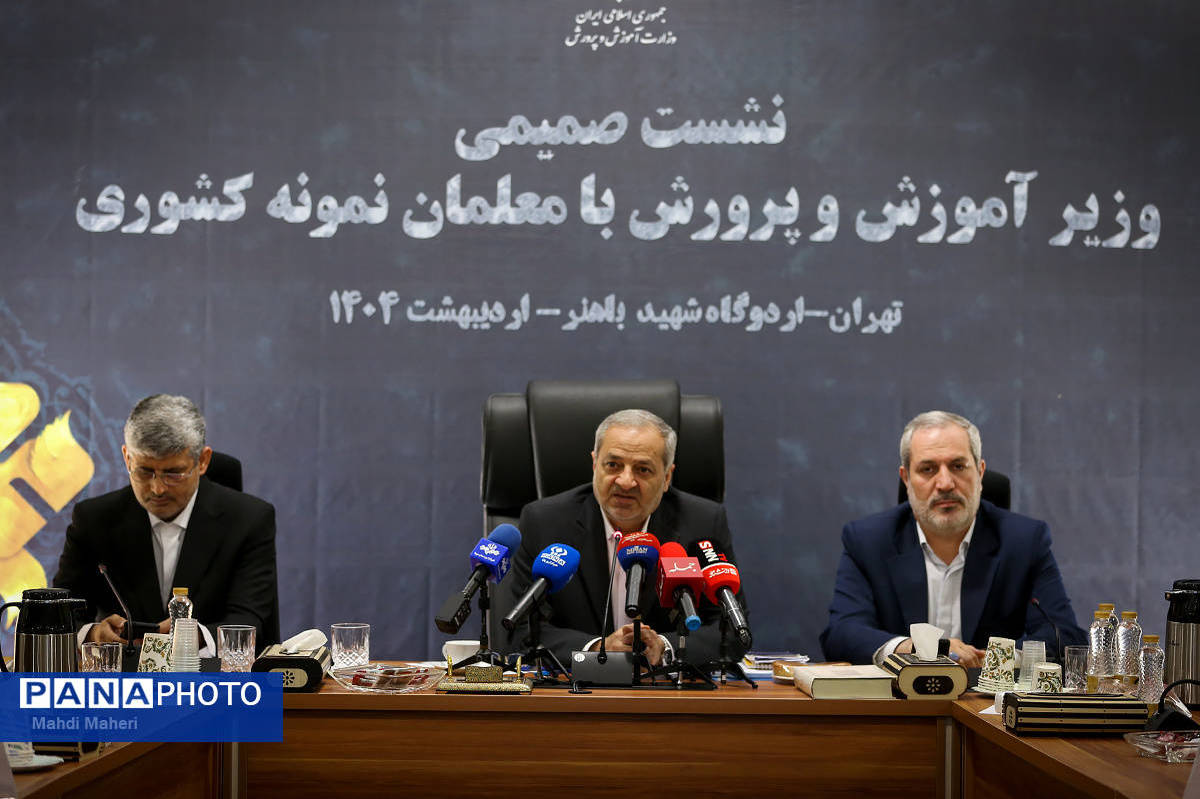 معلمان نمونه کشور، پرچمداران نظام تعلیم و تربیت هستند/ متغیر اصلی برای بهبود نظام تعلیم و تربیت، برنامه درسی است