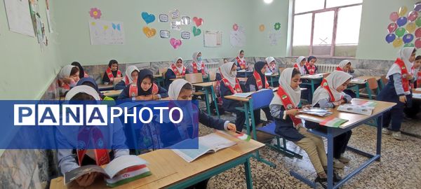 توزیع کتاب « از ایرانمان دفاع می کنیم » در بین دانش‌آموزان پیشتاز مدرسه شهید خاقانی شهرستان شیروان