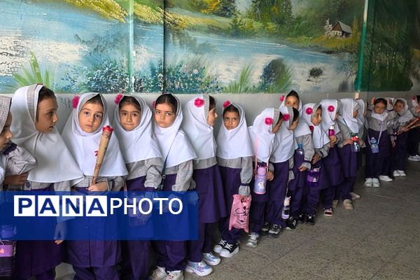 آغاز تحصیل کلاس اولی‌ها با جشن شکوفه‌ها در فرزانگان رباط‌کریم