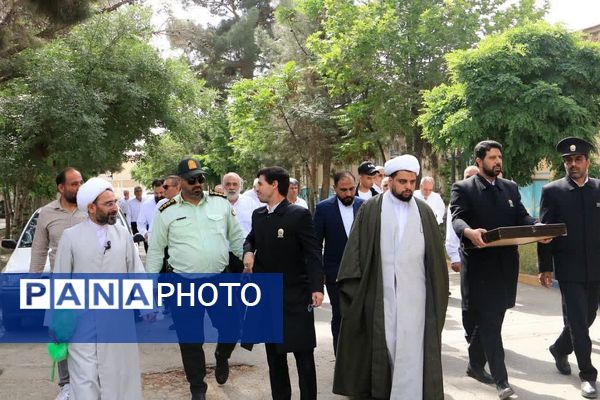 مراسم زیر سایه خورشید و غباروبی ضریح مطهر بی بی سکینه خاتون(س) در بخش صفادشت ملارد