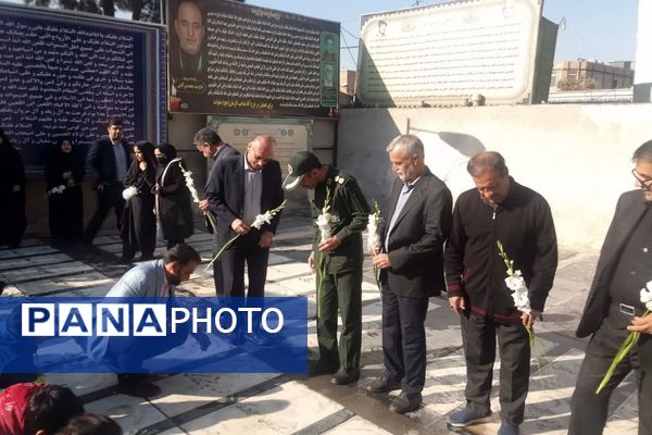 تجدید پیمان فرهنگیان ورامینی با آرمان‌های شهدا در هفته بسیج