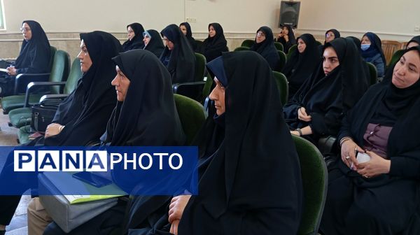 نشست توانمندسازی مدیران و مشاوران مدارس بن با محوریت پیشگیری از آسیبهای اجتماعی