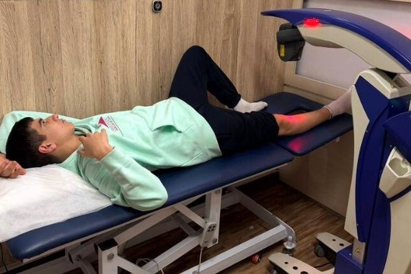 پیگیری روند درمان نابغه تنیس روی‌میز ایران