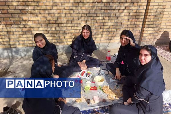 صبحی سالم در دبیرستان دخترانه فرهنگ قرچک