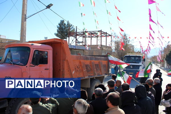 تمثال مبارک امام خمینی(ره) در شهر درق گلباران شد 