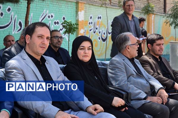 برگزاری آیین افتتاحیه زمین چمن مصنوعی هنرستان صنعت پژوهشان و مدرسه سردار سلیمانی بهارستان ۲