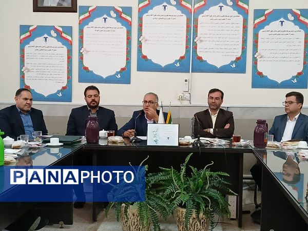  اولین نشست هم اندیشی مدیران متوسطه دوره دوم در دبیرستان مهشید مصلی نژاد