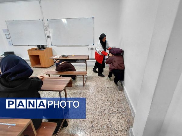 دوره‌های آموزشی مقابله با زلزله در دبیرستان علی افشارنژاد