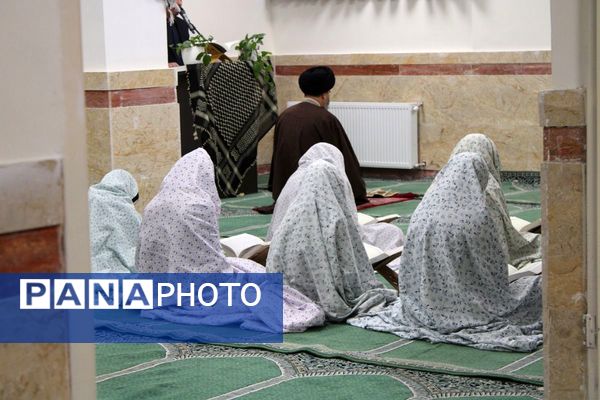 اقامه نماز جماعت در دبیرستان هجرانی پردیس به امامت امام جمعه شهرستان