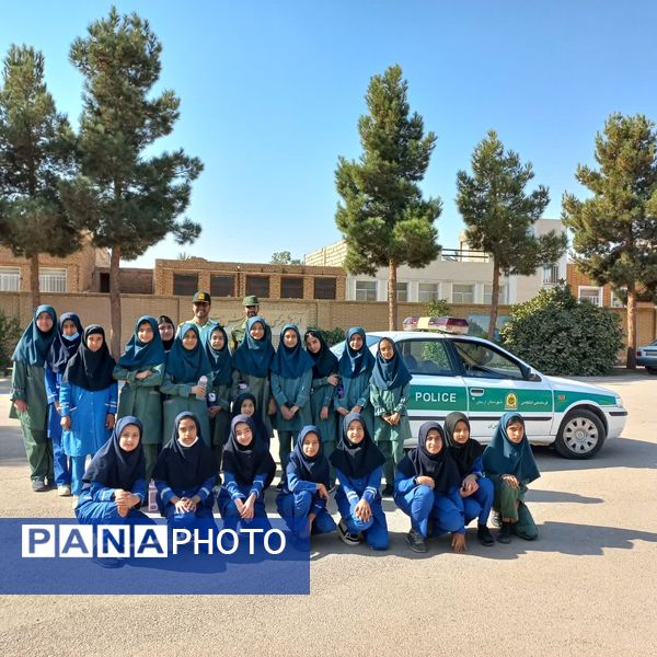حضور ماموران نیروی انتظامی در دبستان حاج فرج عبداللهی اردکان
