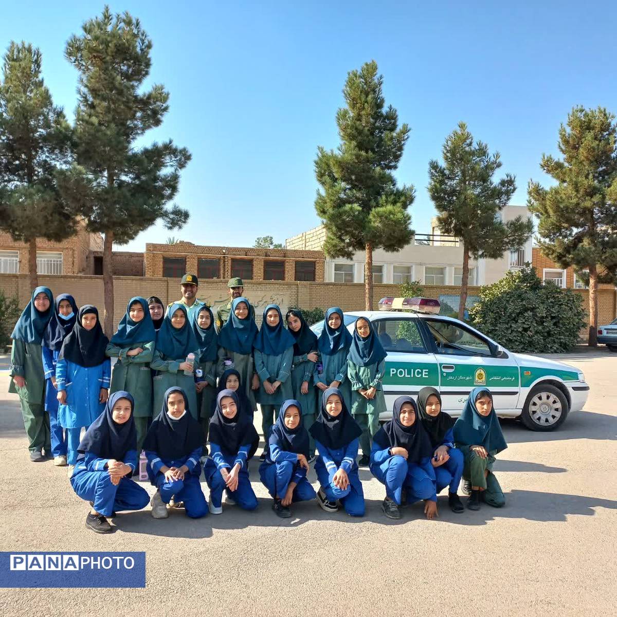 حضور ماموران نیروی انتظامی در دبستان حاج فرج عبداللهی اردکان