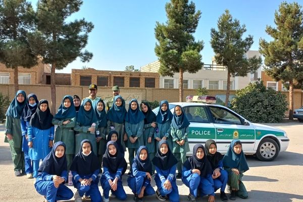 حضور ماموران نیروی انتظامی در دبستان حاج فرج عبداللهی اردکان