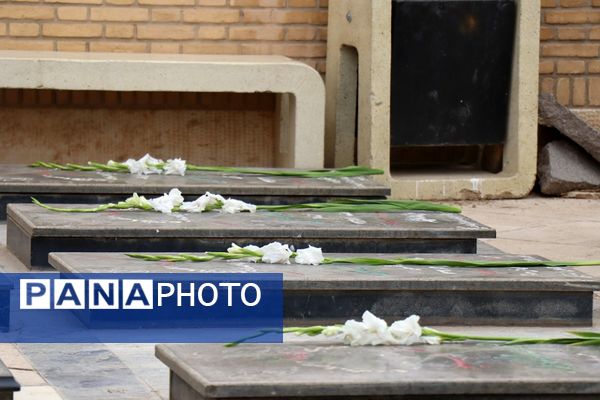 مراسم غبارروبی مزار شهدای فرهنگی در پاکدشت 
