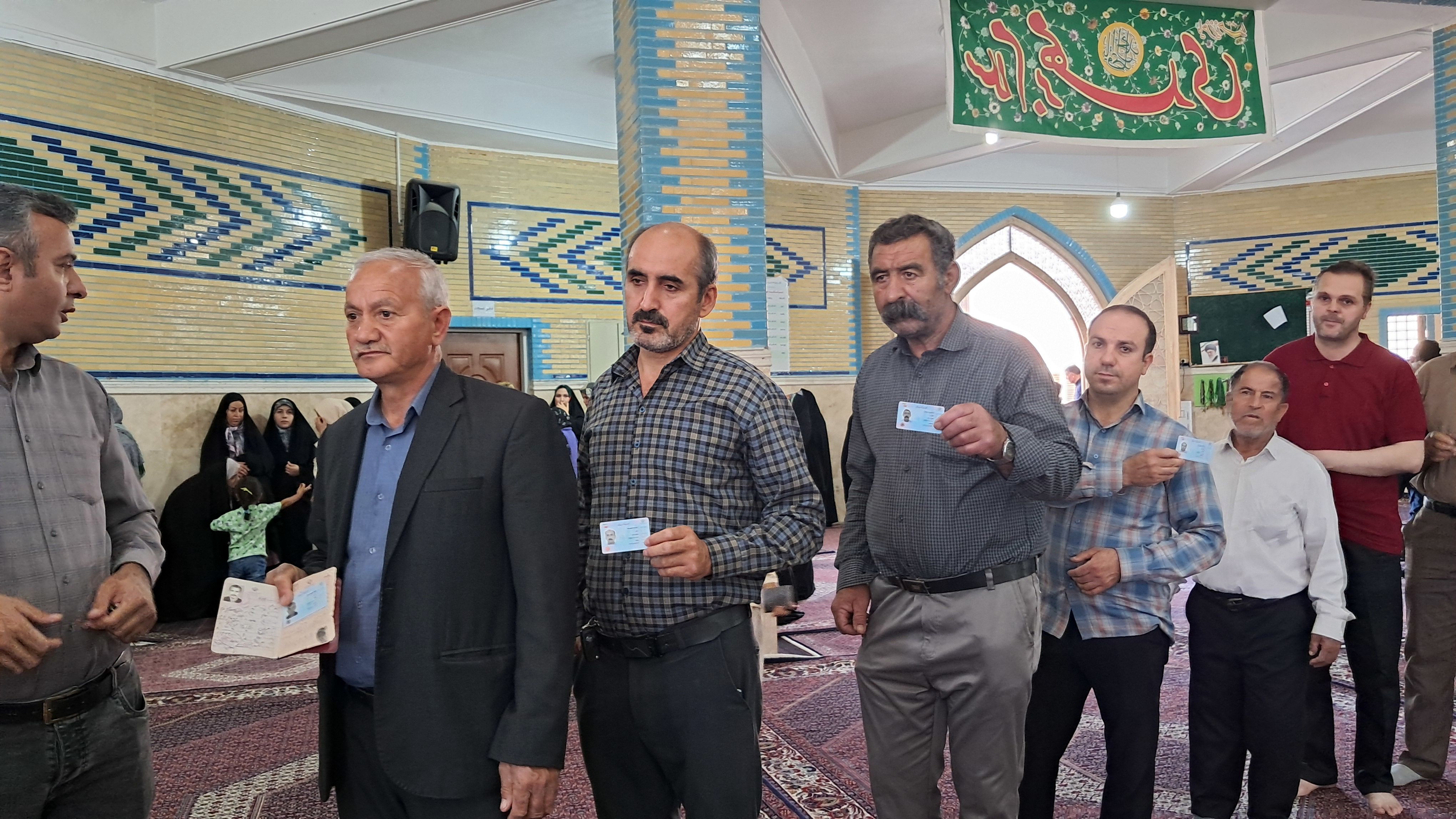 رئیس سازمان دانش آموزی شهر تهران رأی خود را به صندوق انداخت