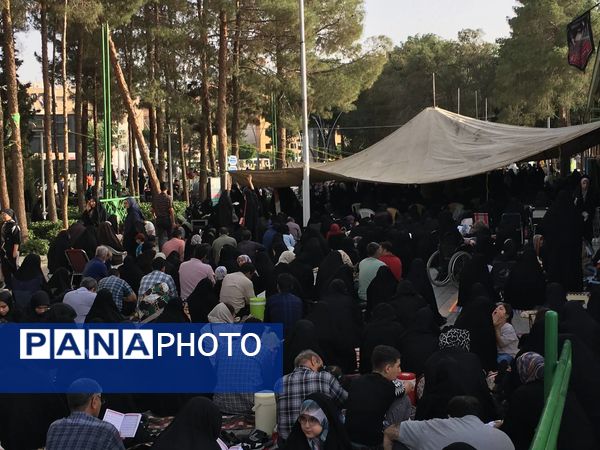 برپایی مراسم دعای عرفه در گلستان شهدای اصفهان