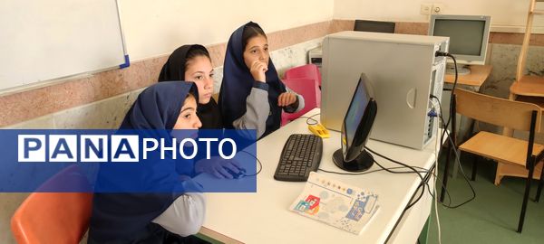 بازدید دانش‌آموزان پیشتاز‌ مدرسه شهید خاقانی از کلاس‌های رایانه کانون سمیه شیروان