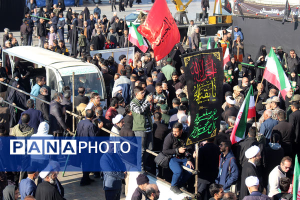 جلوه‌هایی از حضور نوجوانان در مراسم تشییع و خاکسپاری شهدای گمنام