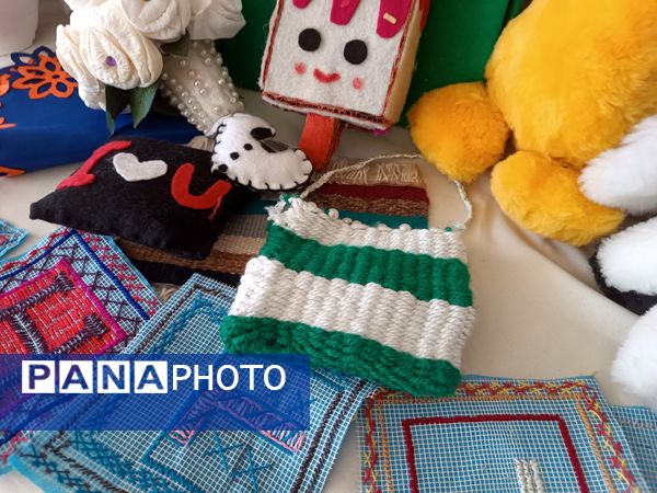 برگزاری نمایشگاه دست‌سازه‌های دانش‌آموزان و نمایشگاه کتاب در دبیرستان دخترانه نور اردبیل