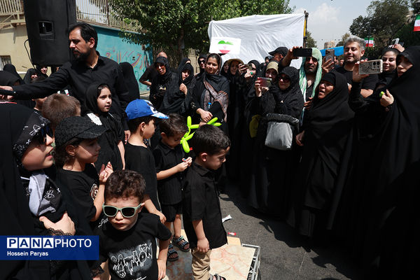 موکب «عشاق‌الحسین» سازمان دانش آموزی در راهپیمایی خانوادگی جاماندگان اربعین حسینی - تهران/ 2