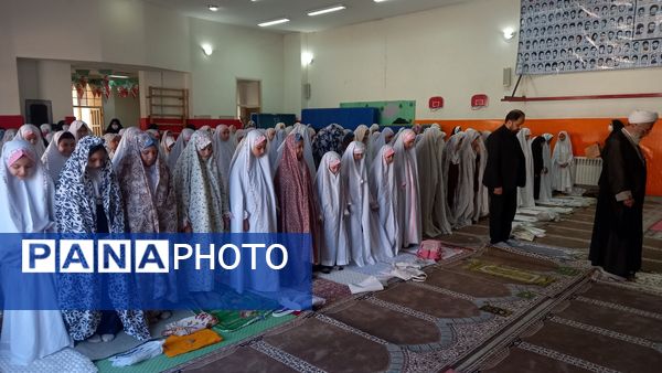 برگزاری نماز جماعت در دبستان زیور کاظمی شهرستان تفرش
