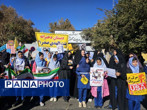 حضور پرشور دانش‌آموزان در راهپیمایی روز ۱۳ آبان