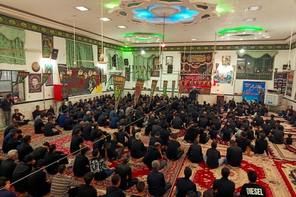 نوای “لبیک یا حسین” در شب پنجم محرم در رزق آباد طنین‌انداز شد
