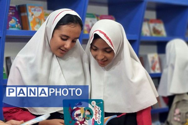 بازید دانش‌آموزان دبستان سعادت از نمایشگاه کتاب