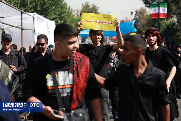 موکب «عشاق‌الحسین» سازمان دانش آموزی در راهپیمایی خانوادگی جاماندگان اربعین حسینی - تهران/ 2