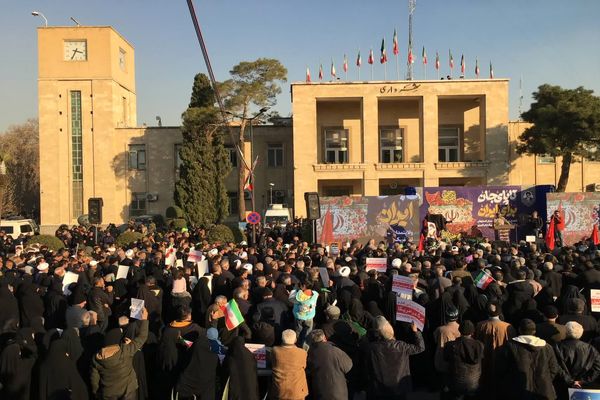 اجتماع بزرگ مردم ولایتمدار اصفهان در میدان امام حسین(ع)