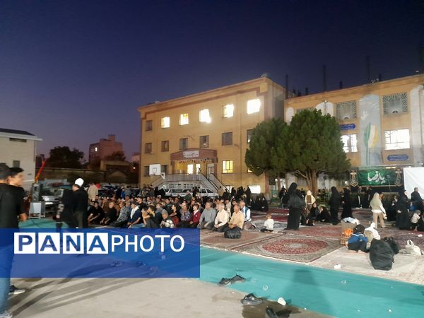 زائران پیاده شهرستان فردوس در دبیرستان شاهد مهدی حکمت