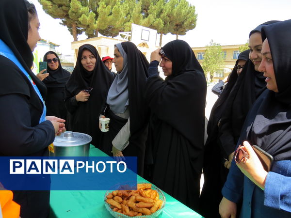 بازدید مشاور وزیر آموزش و پرورش در امور زنان از دست‌سازه‌های دانش‌آموزان دبیرستان 22 بجنورد