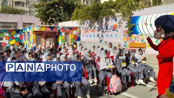 جشن شکوفه‌ها در مدرسه پیک انقلاب ناحیه 2 کرج