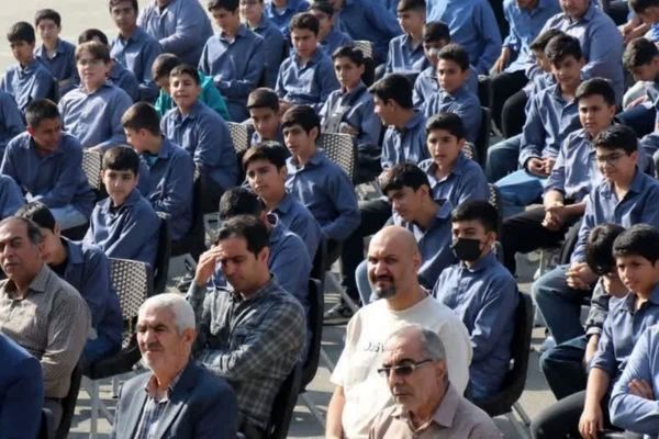 یادواره لاله‌های روشن در مدرسه تیزهوشان شهید بهشتی قرچک