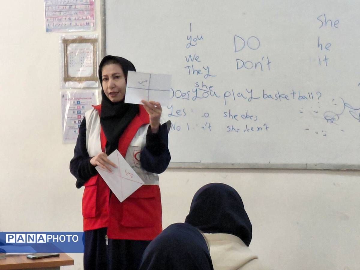 دوره‌های آموزشی مقابله با زلزله در دبیرستان علی افشارنژاد