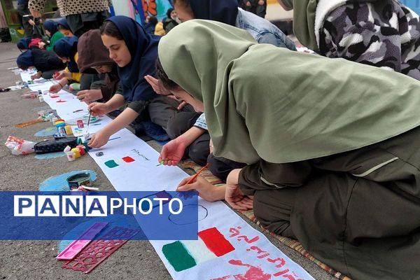 نمایشگاه دست سازه‌های دانش‌آموزان مدرسه شهید شرافت بهارستان‌دو