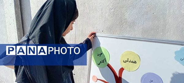 نمایشگاه پیشگیری از آسیب های اجتماعی در دبیرستان مادرمهربان خلیل آباد