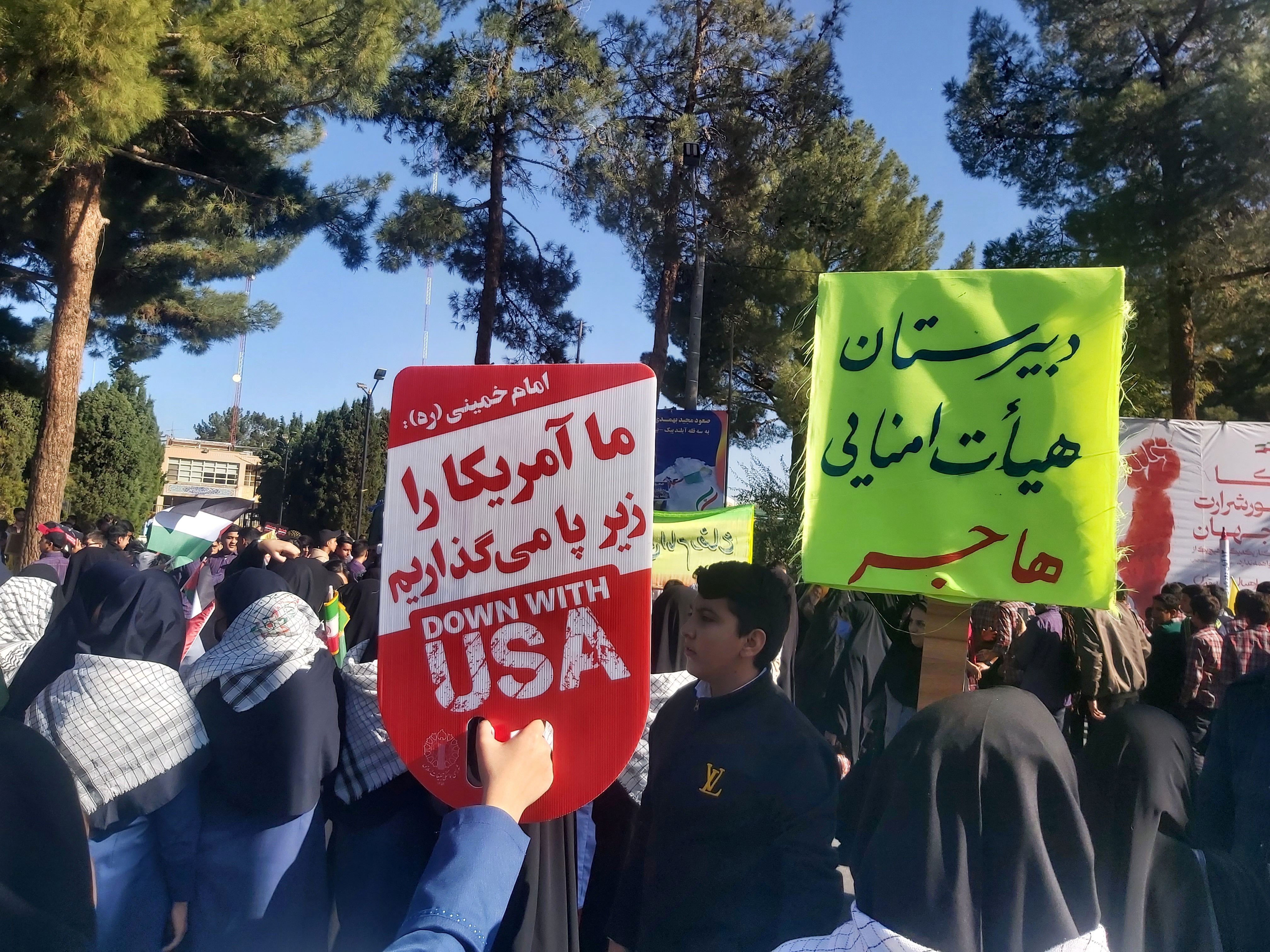 دانش‌آموزان امروز با حضور در راهپیمایی 13 آبان حمایت خودشان را از کودکان مظلوم غزه نشان دادند