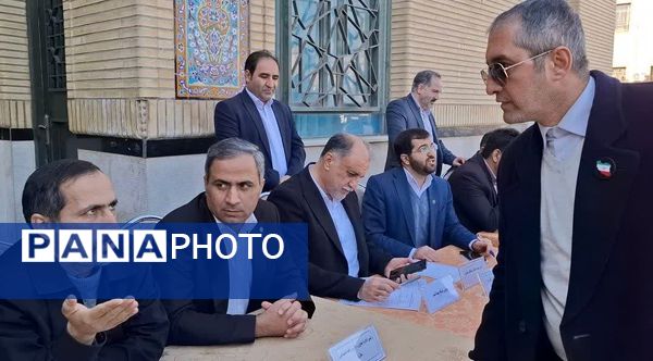 برپایی میز خدمت در نمازجمعه ملارد؛ حل سریع مشکلات مردم در حاشیه نمازجمعه