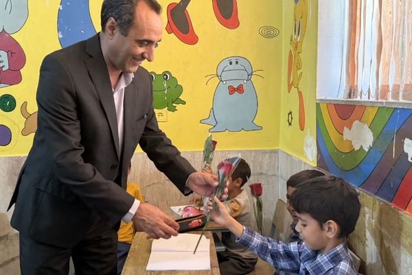 بازدید مدیر کل بهزیستی استان یزد از دبستان شفق به مناسبت روز جهانی کودک