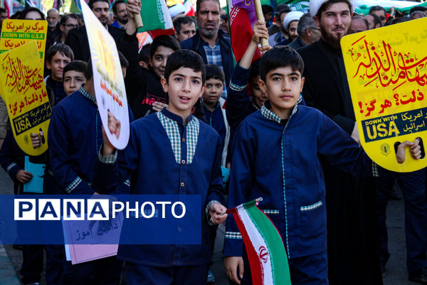 حضور پرشور دانش آموزان زنجانی در راهپیمایی ۱۳ آبان