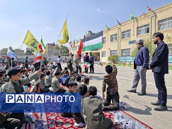 اجتماع دانش‌آموزان ابتدایی پسرانه امام رضا(ع) واحد ۸ در حمایت از عملیات وعده صادق ۲ 