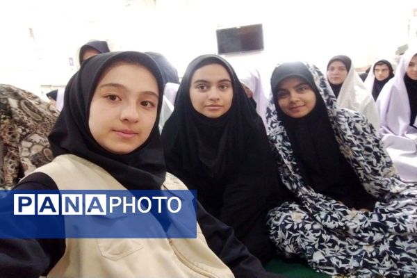 اقامه نماز جماعت در دبیرستان شهید مجید دهنوی نیشابور